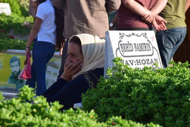 İlk bayram ziyareti devrimde yaşamını yitirenlere: Rojava halkı mezarlıklara akın etti