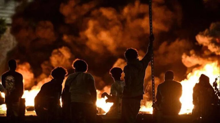 Fransa’da öfke dinmiyor: Toplu taşıma seferleri durduruldu