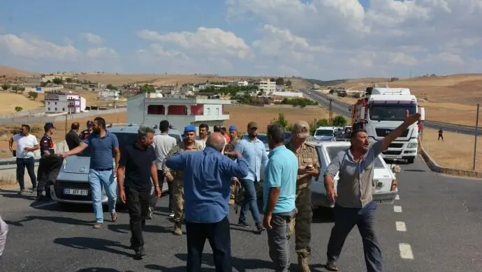 Elektrik kesintilerini yolu trafiğe kapatarak protesto ettiler