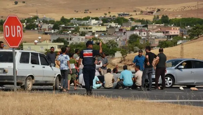 Yol kapama eyleminden sonra mahallelere elektrik verildi