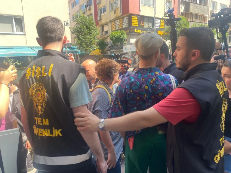 Taksim’de Onur Yürüyüşü’ne polis engeli: Gözaltılar var