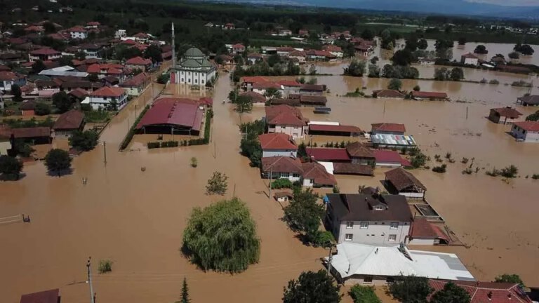 Karadeniz de sağanak yağış sel ve heyelana neden oldu