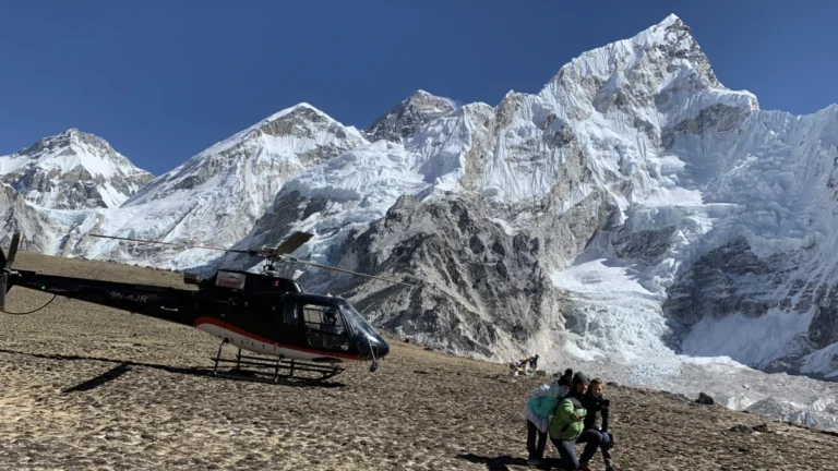 Everest Dağı’ndan dönen helikopter radardan kayboldu