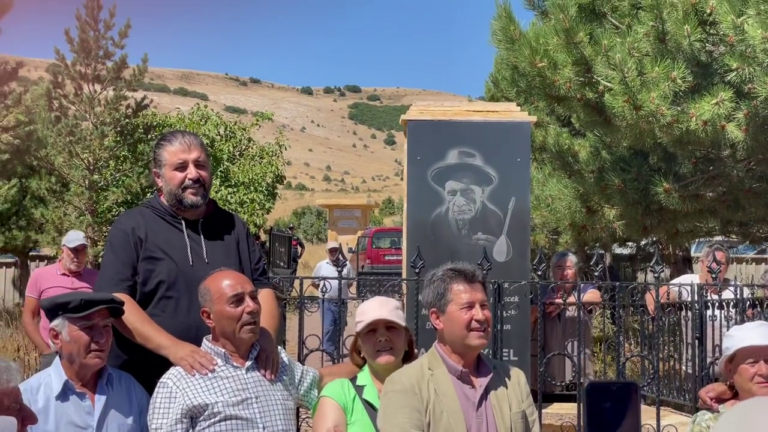 Aşık Veysel, Hakk’a yürümesinin 50. yılında mezarı başında anıld