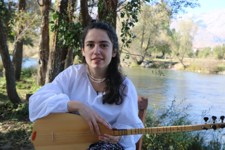 ABD’de yaşayan Dersimli Işık Berfin, Kırmancki ve Kurmanci kılamlar seslendiriyor