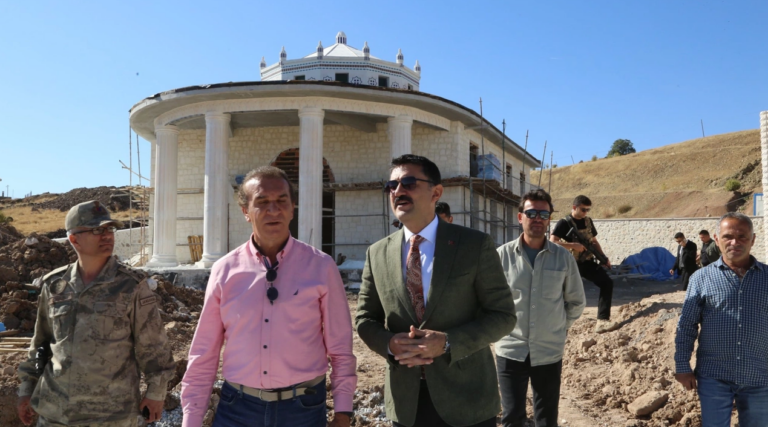 Daha önce kardeşi adına okul yaptırmıştı, şimdi de memleketine Cemevi yaptırıyor