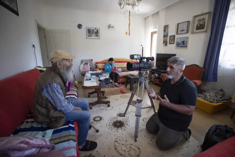 İstanbul’dan köyüne dönen yazar memleketinde masalları derliyor