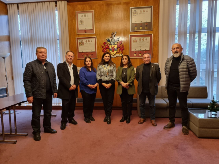 Enfield Belediye Başkanı Suna Hurman’ı Kürecikliler makamında ziyaret etti