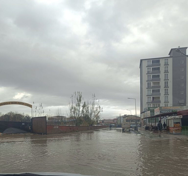 Elbistan sular altında kaldı: Vatandaş KASKİ’ye isyan etti