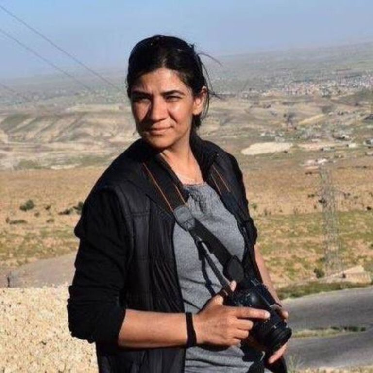 Güneşe Dönüp Dua Edenler Aysel Awesta