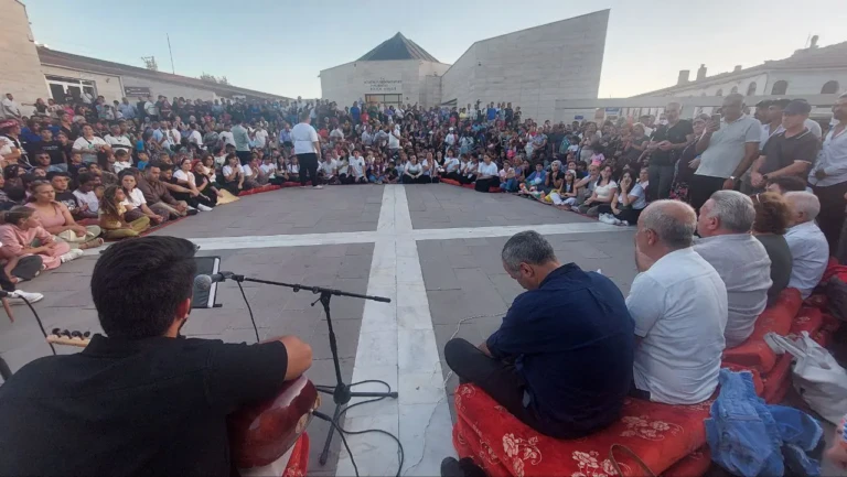 Hünkarın Huzurunda Birlik ve Dayanışma: Alevi Toplumu Dergahına Sahip Çıkıyor