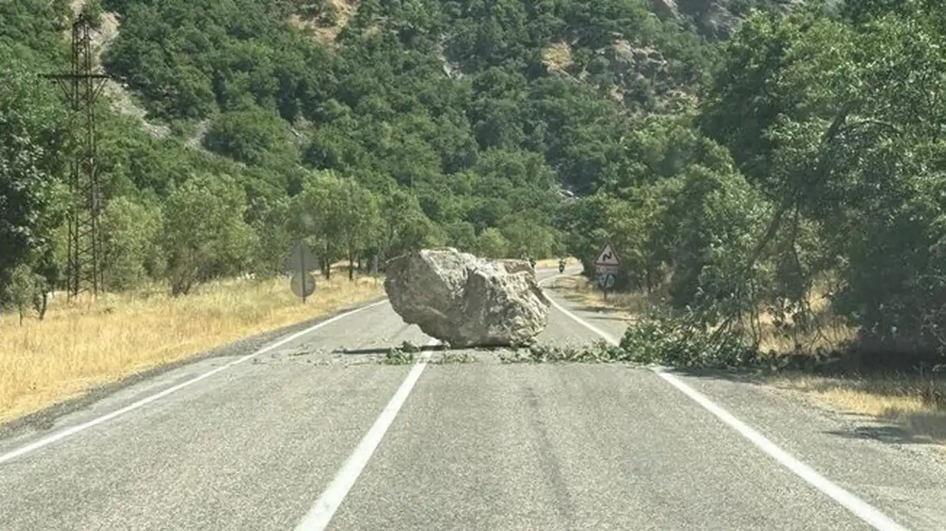 Dersim'de kaya düşmesi sonucu minibüs sürücüsü yaralandı