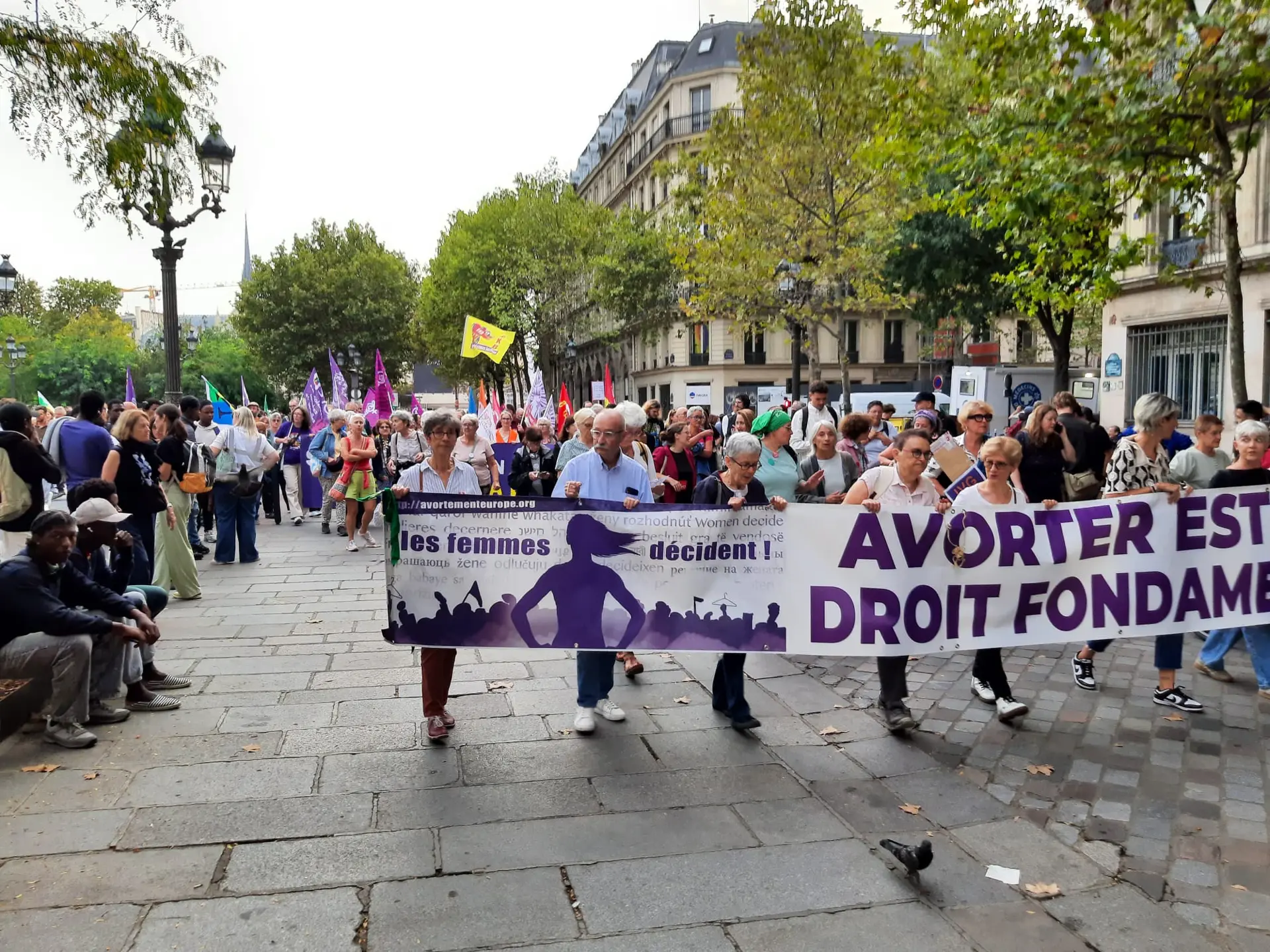 Paris'te Kadınlar Kürtaj Hakkı İçin Yürüyüş Düzenledi