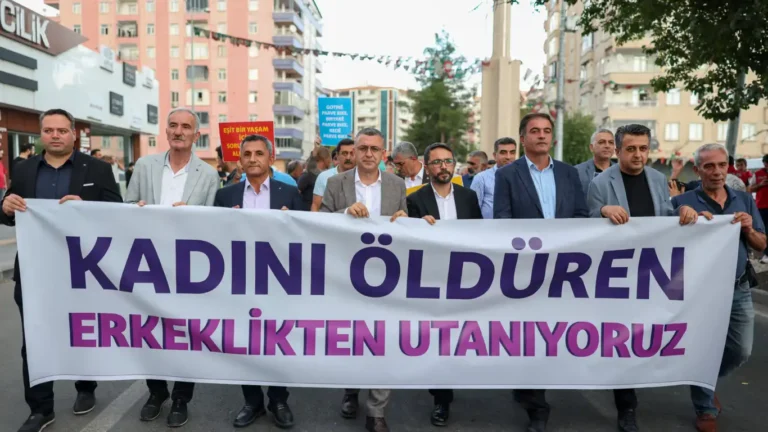 DEM Partili erkekler, kadın katliamlarına karşı yürüyüş düzenledi